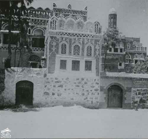 من أجمل بيوت صنعاء .. منزل مزخرف بأنماط بيضاء ونوافذ مميزة الصوره عام 1951م للطبيبة الفرنسية كلودي فاين
