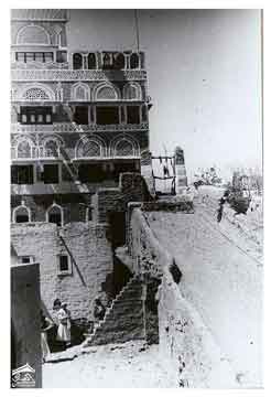 منزل بارز على الطراز الحديث ، كل منزل له بئر خاص به ولكن بالخارج لتجنب الرطوبة