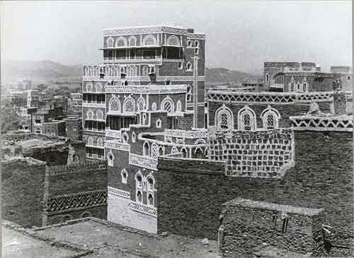 منزل بارز في منطقة بير العزب. نمط المنزل الذي يميز صنعاء ، بزخرفة بيضاء ونوافذ مكونة من جزأين الصورة عام951المصور: الطبيبة الفرنسية كلودي فاين