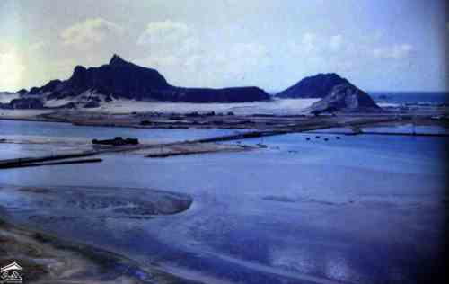 صورة جوية الحسر الرابط بين عدن وعدن الصغرى للمصور سيدني جيمس جونسون عدن