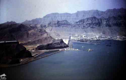 صورة جوية لاجزاء من منطقة جبل حديد ومركز صناعة السفن الشراعية في الافق خورمكسر