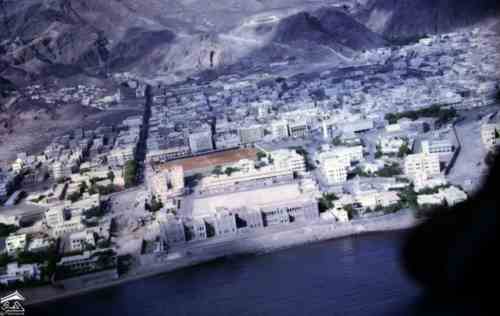 صوره جويه لاجزاء من كريترعدن وفي المقدمة قصر السلطان العبدلي للمصور سيدني جيمس جونسون