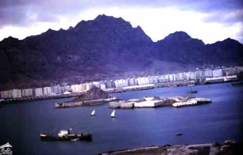 صورة جويه لميناء المعلا وفي الخلفية جبل شمسان يحتضن الشارع الرئيسي المعلا عدن للمصور سيدني جيمس جونسون