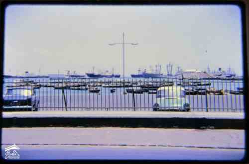 التواهي الشارع العام ودكة الابكاري وميناء عدن في الخلفية