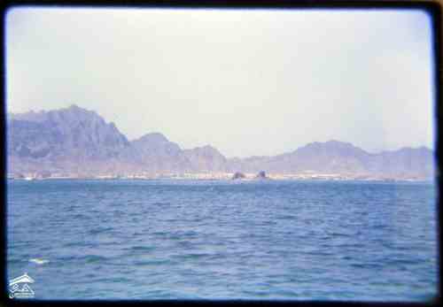 صورة للمعلا التقطت من جانب الجسر الطريق البحري