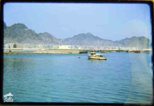 صورة للمعلا التقطت من جانب الجسر الطريق البحري